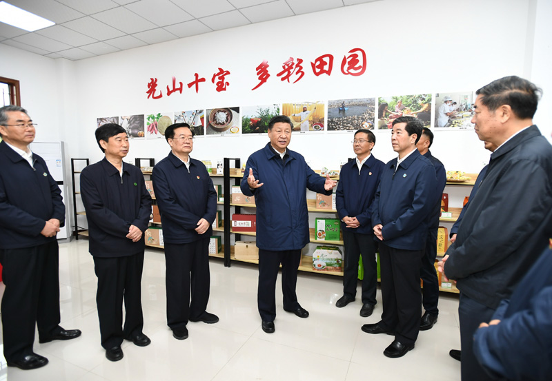 9月16日至18日,中共中央总书记、国家主席、中央军委主席习近平在河南考察。这是17日上午,习近平在信阳市光山县文殊乡东岳村文化接待中心,了解光山县脱贫工作和中办在光山县扶贫工作情况。新华社记者 谢环驰 摄
