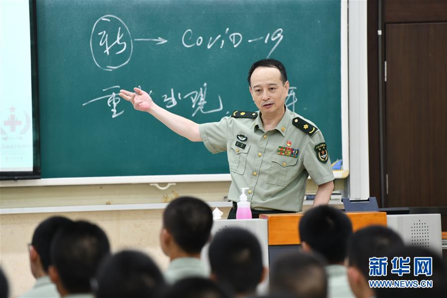 陆军军医大学第一附属医院感染病科主任毛青为临床医学专业学员授课(7月24日摄)。 新华社记者 张永进 摄