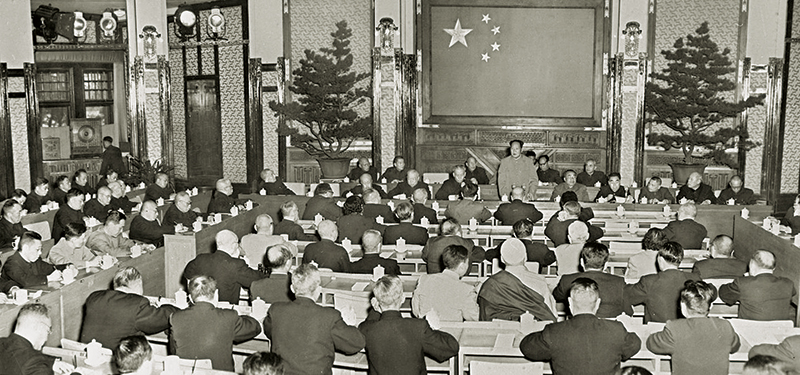 1956年4月25日，毛泽东同志在中共中央政治局扩大会议上发表了《论十大关系》的讲话。这篇讲话，以苏联的经验为鉴戒，总结了中国的经验，提出了调动一切积极因素为社会主义事业服务的基本方针，对适合中国情况的社会主义建设道路进行了初步的探索。5月2日，毛泽东同志在最高国务会议上，又一次对十大关系作了系统的阐述。图为1956年5月2日，毛泽东同志在最高国务会议上作《论十大关系》的讲话。